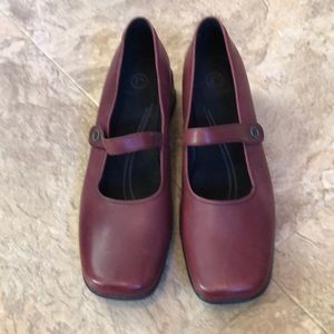 Ladies burgundy shoes by Rockport sz 8.5 med